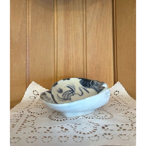 Vintage Japanese Blue White Porcelain Smiling Buddah Face Clam Shell Dish - Picture 6 of 8